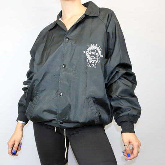 Vintage Y2K Windbreaker Jacke Knopfleiste schwarz Print Vorderseite L