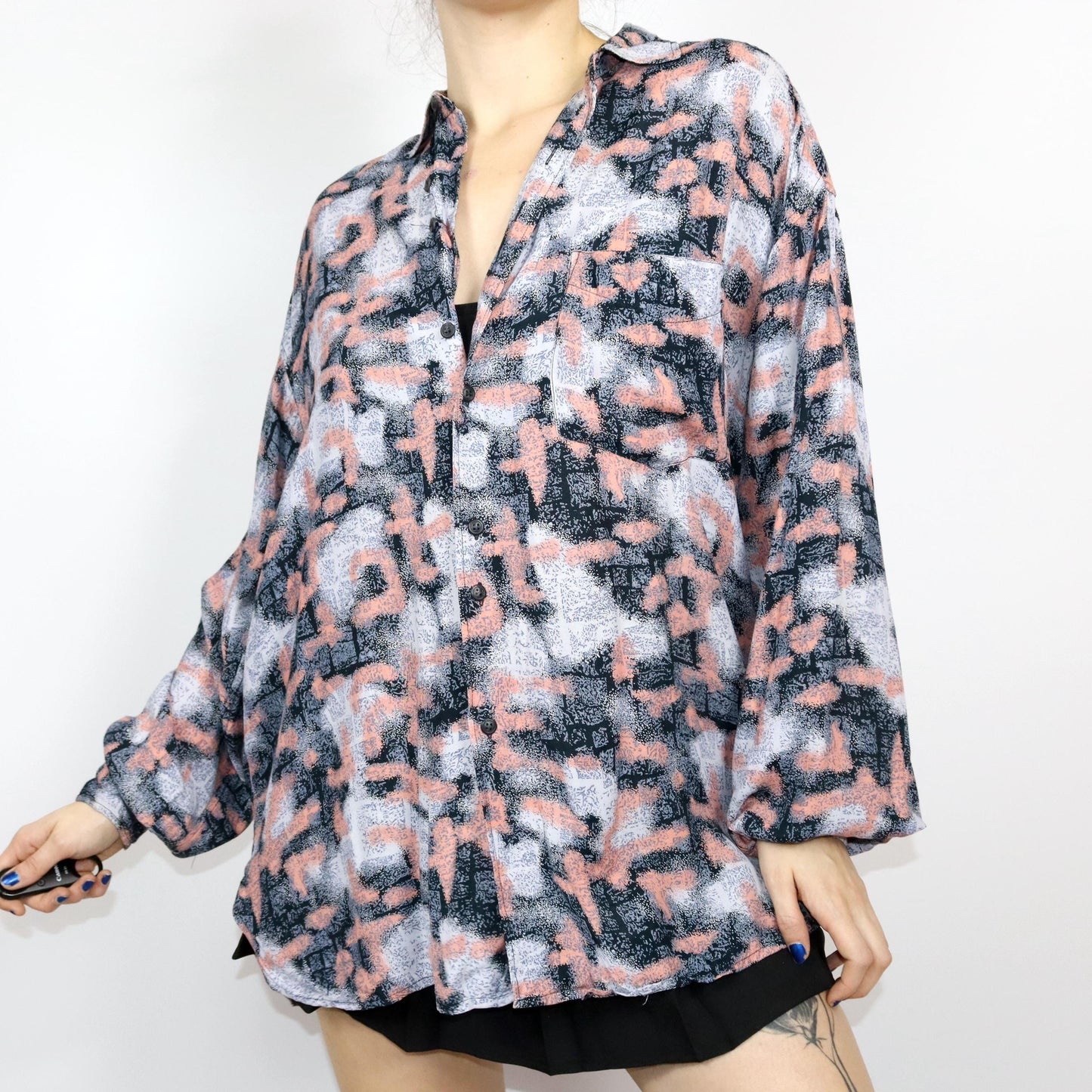 Vintage 80er 90er CASUAL WEAR Hemd langarm crazy pattern Viskose apriko schwarz hellblau L