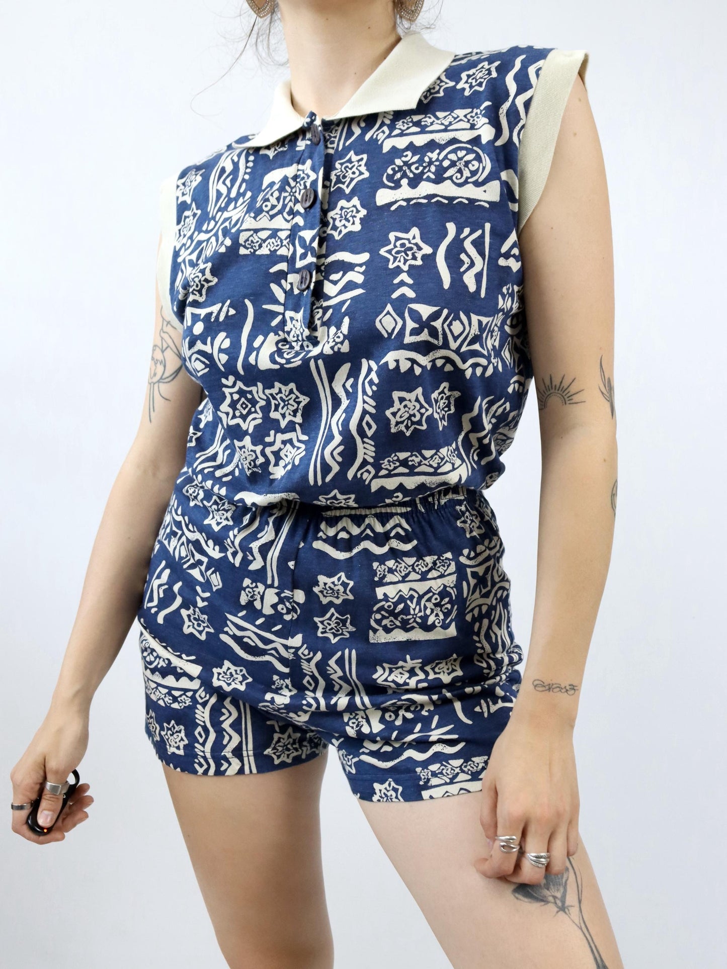Vintage 80er 90er AMERICAN PLACE Einteiler Jumpsuit ärmellos crazy pattern weiß blau M