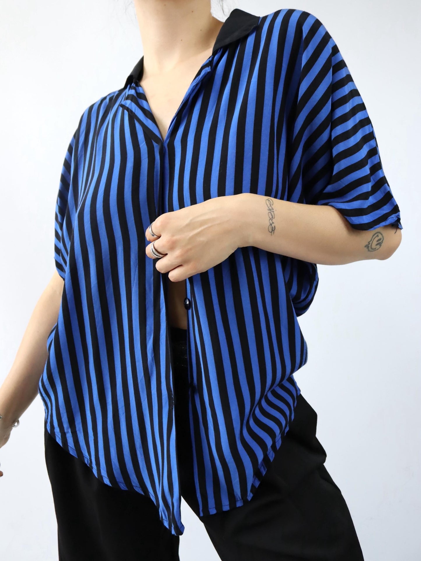 Vintage 80s 90s BEAUTIFUL blouse viscose short sleeve striped black blue L