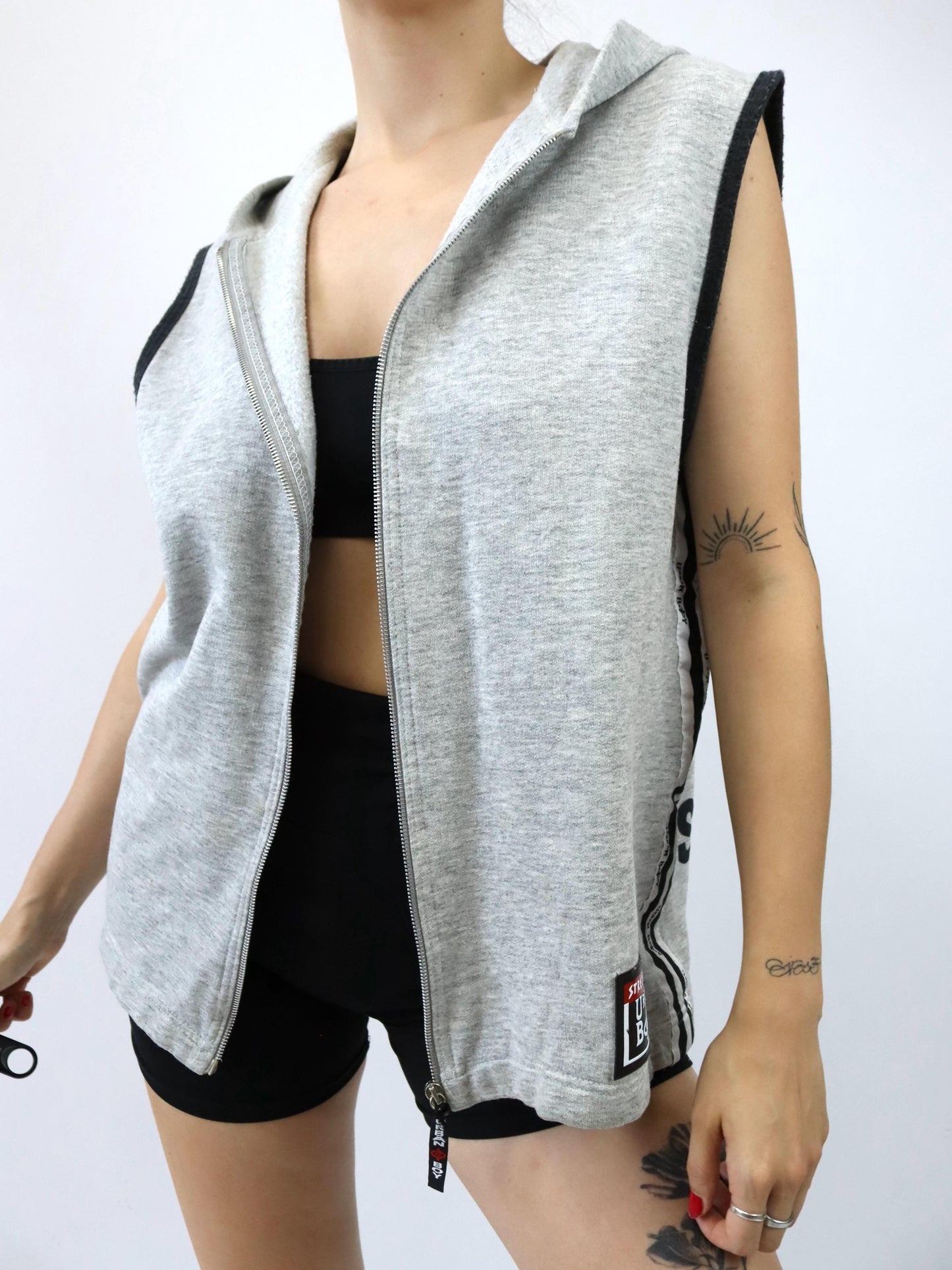 Vintage 80er 90er URBAN BOY Weste Sweatweste grau Backprint Kapuze L
