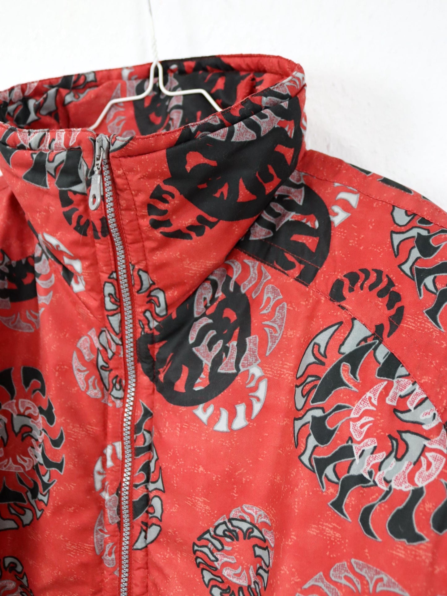 Vintage 80er 90er ETIREL Winterjacke gefüttert crazy pattern Stehkragen Schulterpolster rot schwarz 38/40