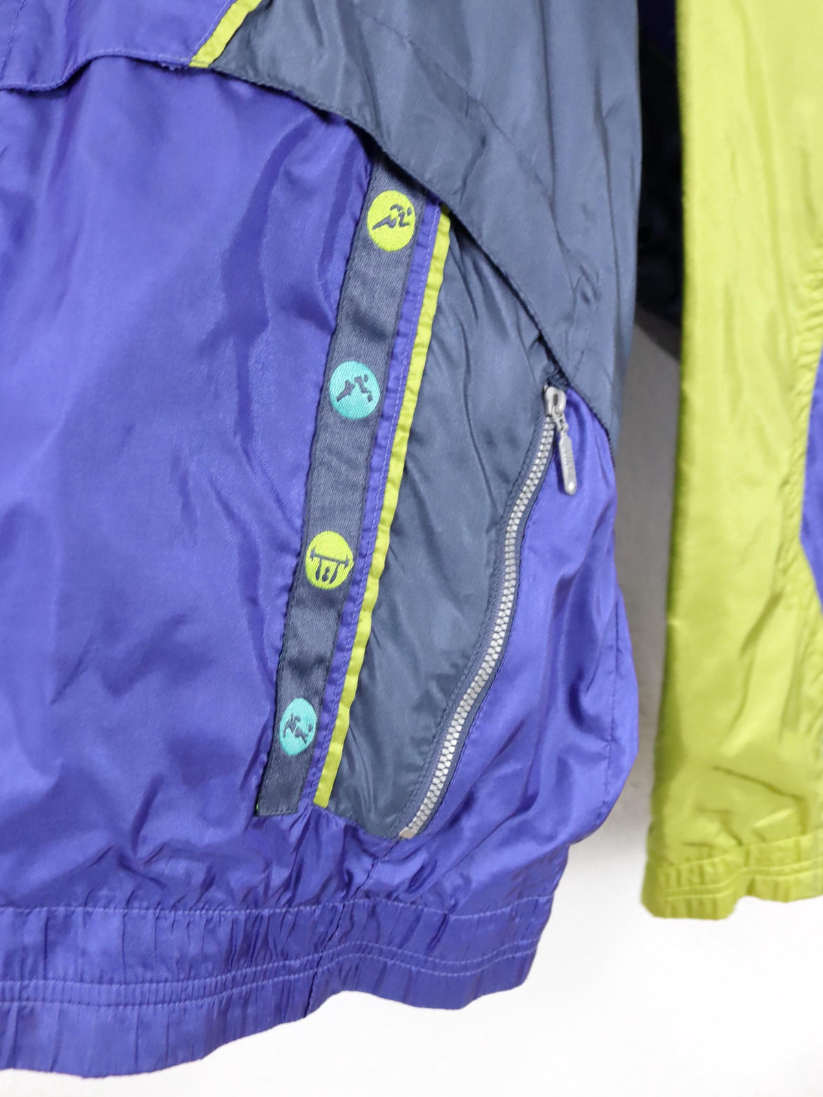 Vintage 80er 90er NIKE Trainingsjacke Jacke Stehkragen Stickerei lila grün doppellagig M