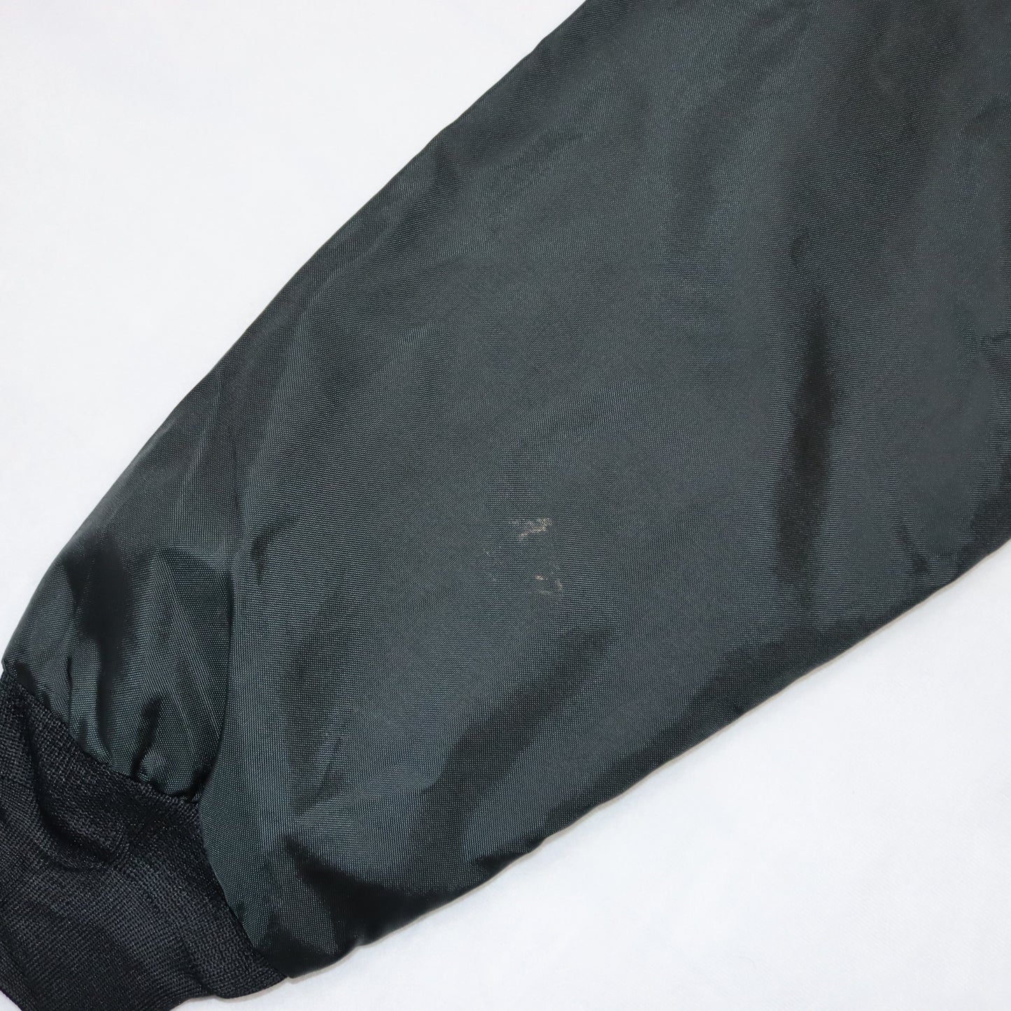 Vintage Y2K Windbreaker Jacke Knopfleiste schwarz Print Vorderseite L