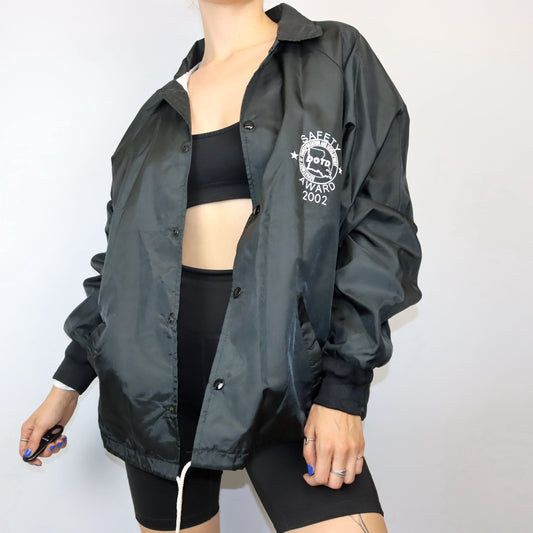 Vintage Y2K Windbreaker Jacke Knopfleiste schwarz Print Vorderseite L