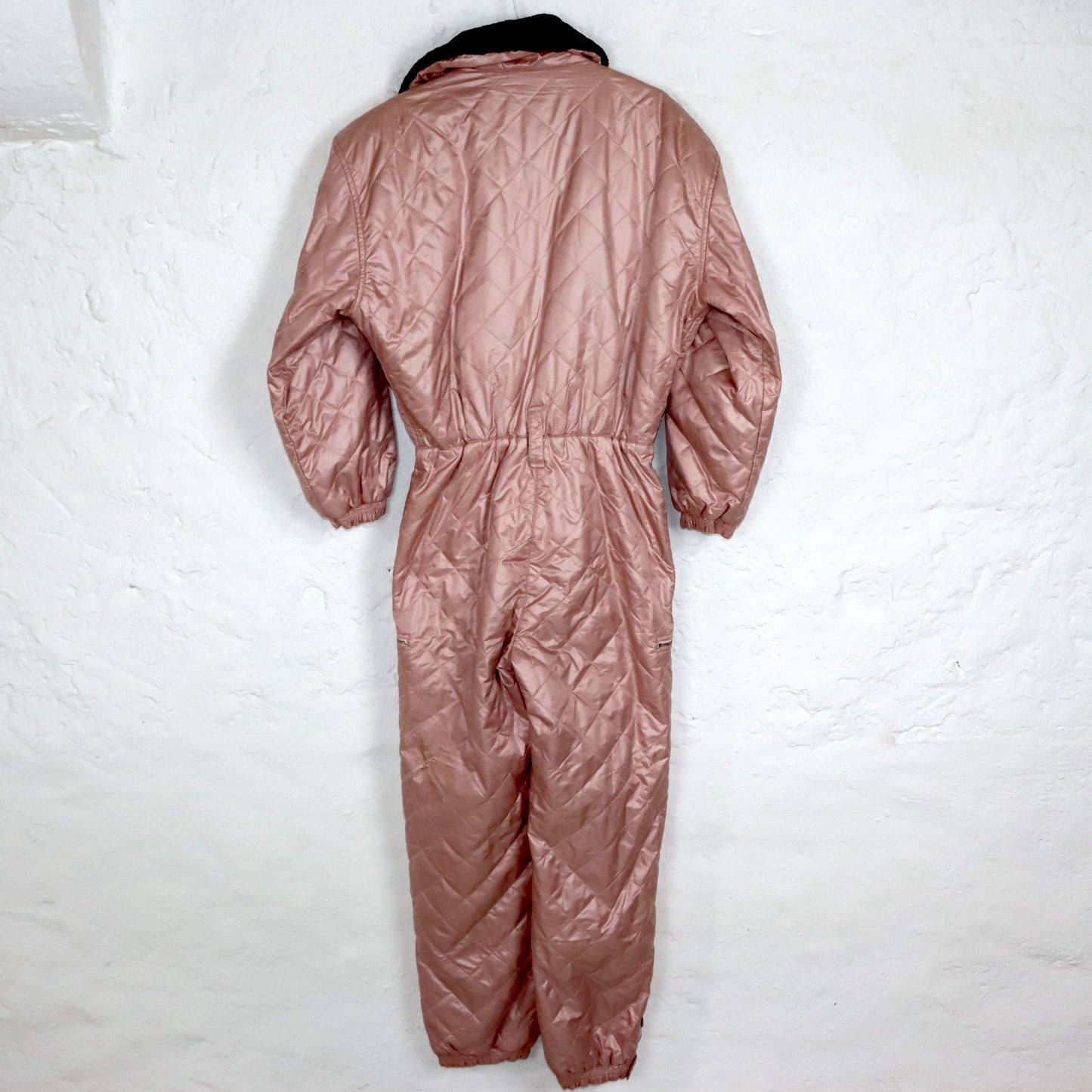 Vintage 80er 90er BELFE Skianzug Skioverall glänzend rosa Faux Fur Kragen Schulterpolster 42