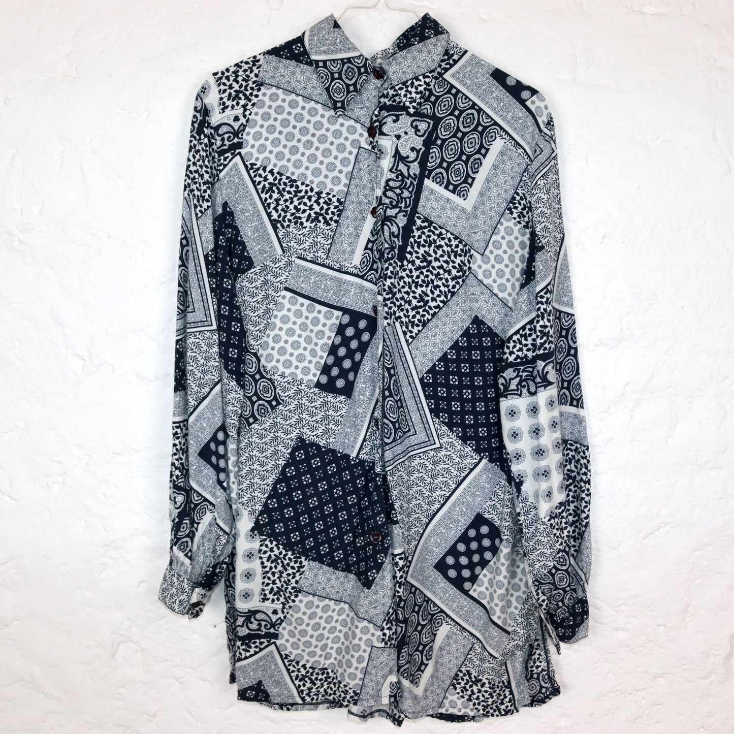 Vintage 80s 90s shirt blouse long sleeve paisley pattern viscose dark blue white L