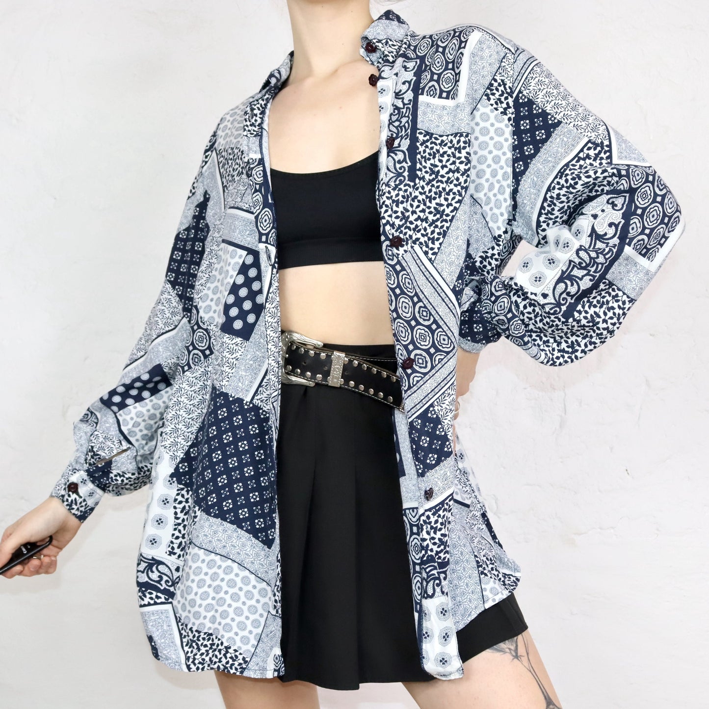 Vintage 80s 90s shirt blouse long sleeve paisley pattern viscose dark blue white L