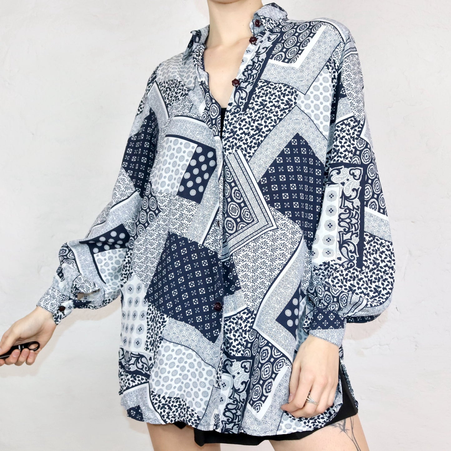 Vintage 80s 90s shirt blouse long sleeve paisley pattern viscose dark blue white L