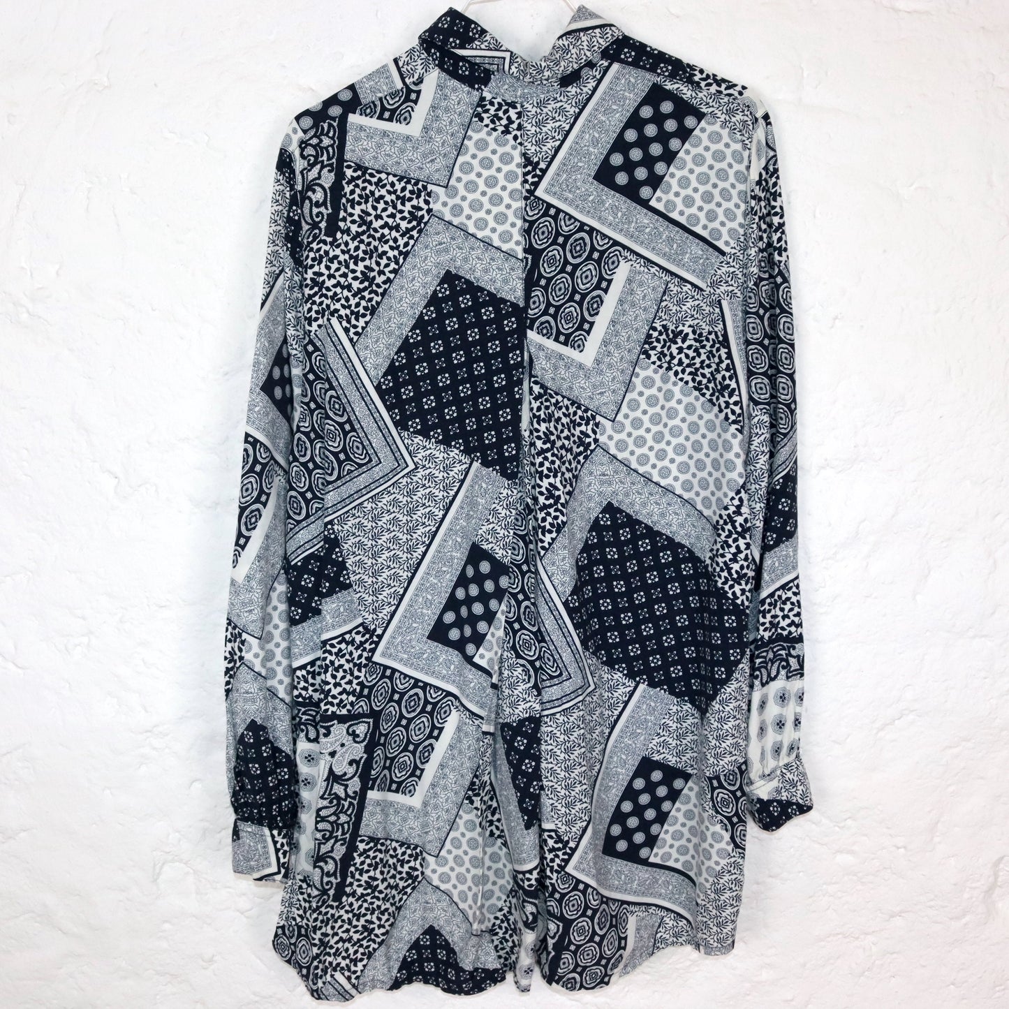Vintage 80s 90s shirt blouse long sleeve paisley pattern viscose dark blue white L