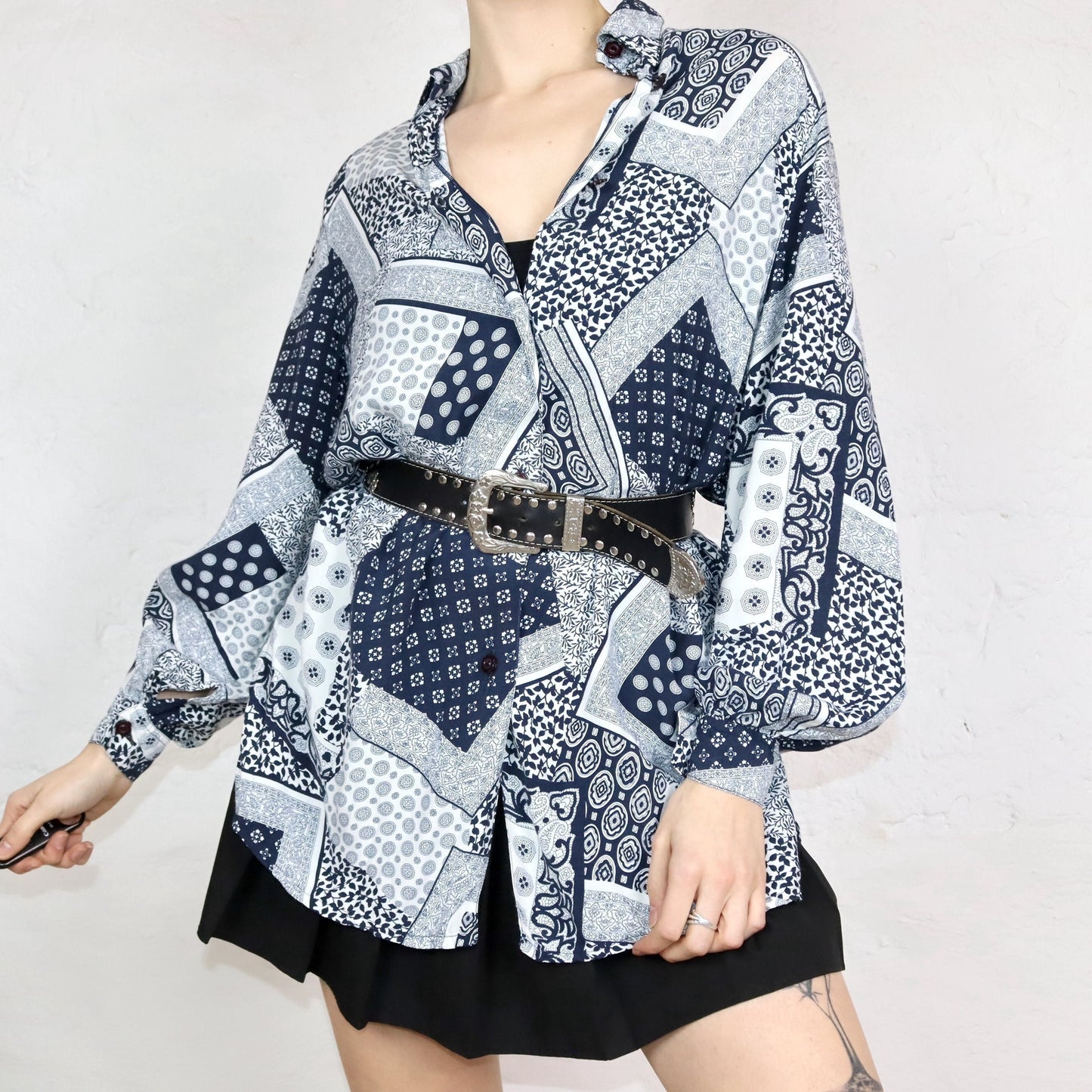 Vintage 80s 90s shirt blouse long sleeve paisley pattern viscose dark blue white L