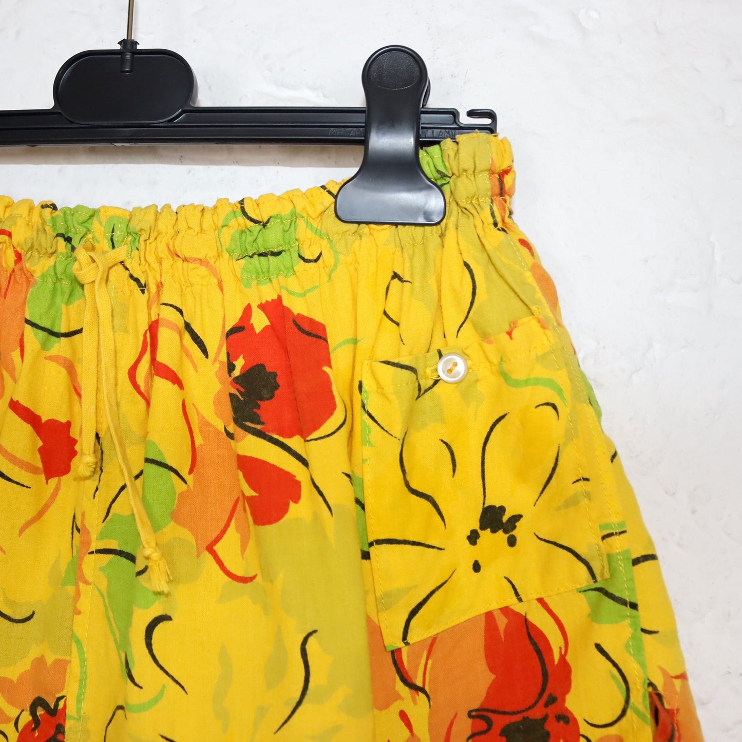 Vintage 80s 90s shorts short pants floral pattern yellow red linen M