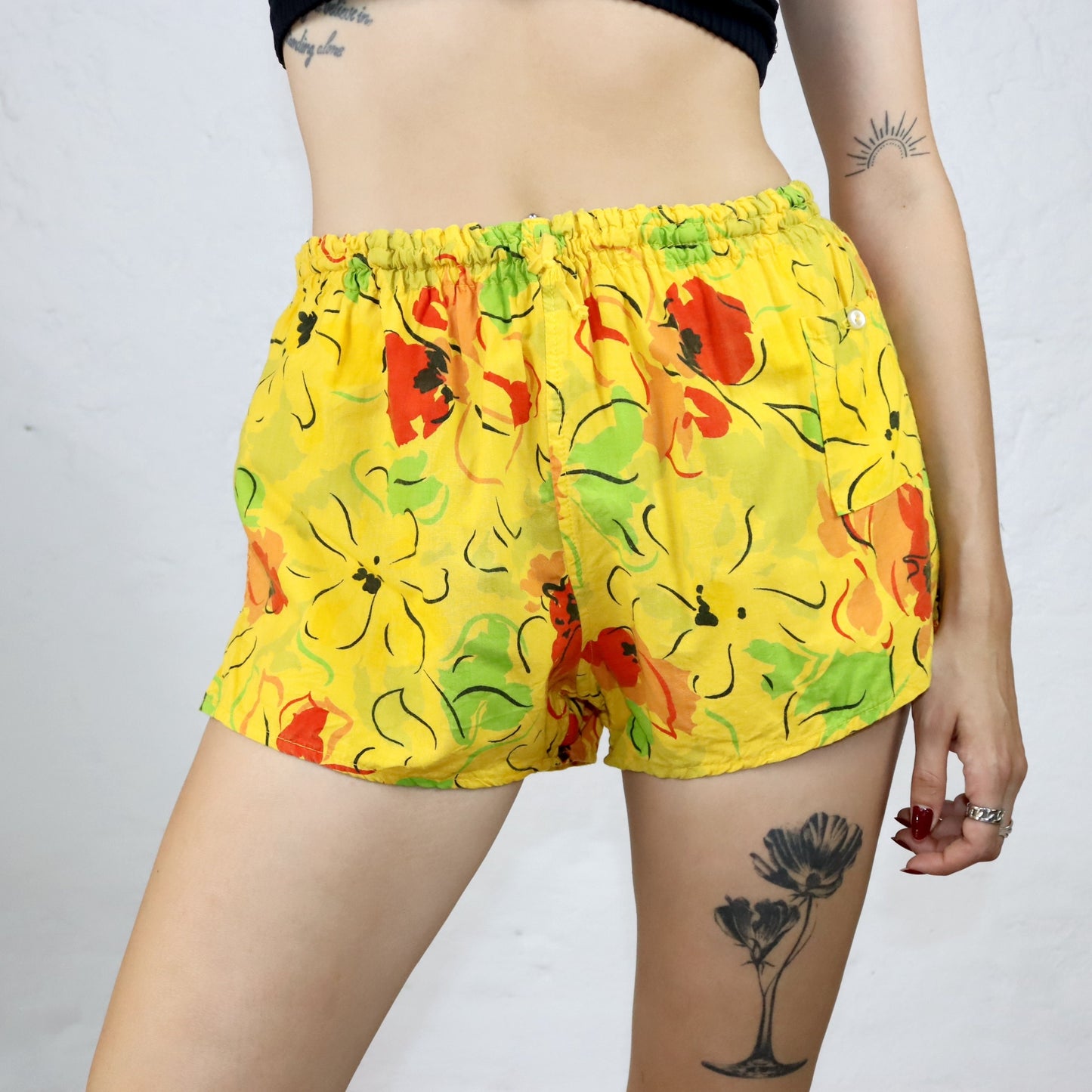 Vintage 80s 90s shorts short pants floral pattern yellow red linen M