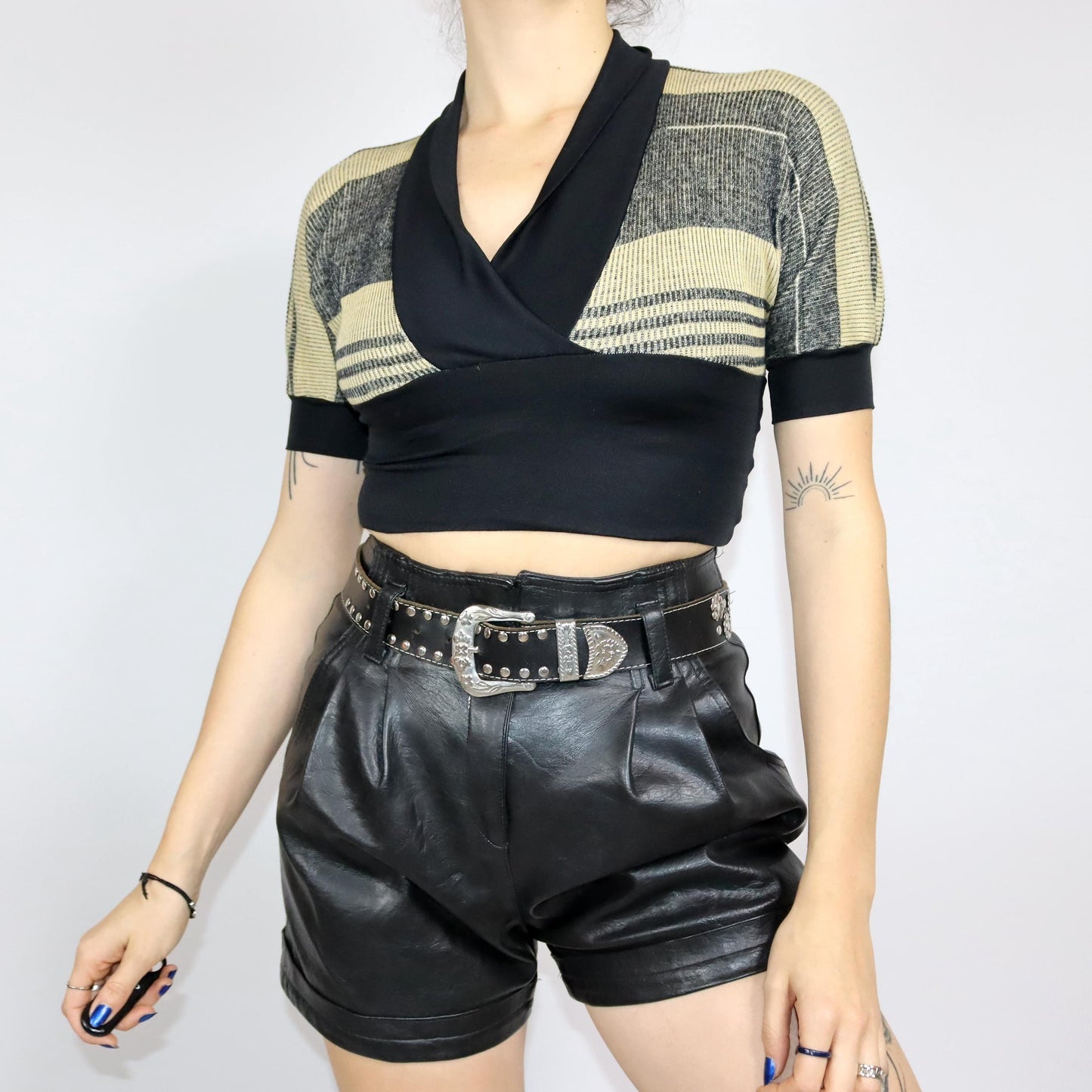 Vintage 80s 90s crop blouse top short sleeve puff sleeves striped knit V-neck XS/S