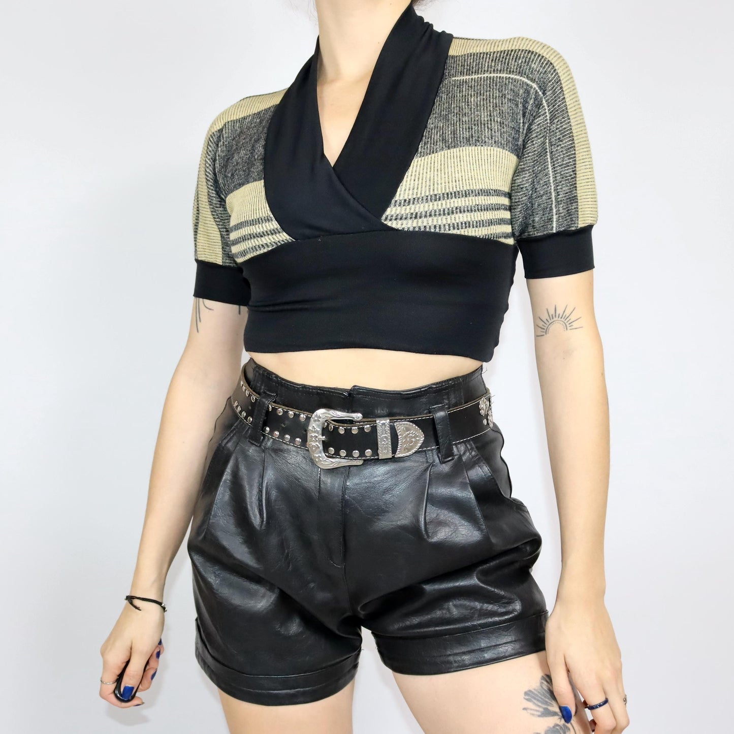 Vintage 80s 90s crop blouse top short sleeve puff sleeves striped knit V-neck XS/S