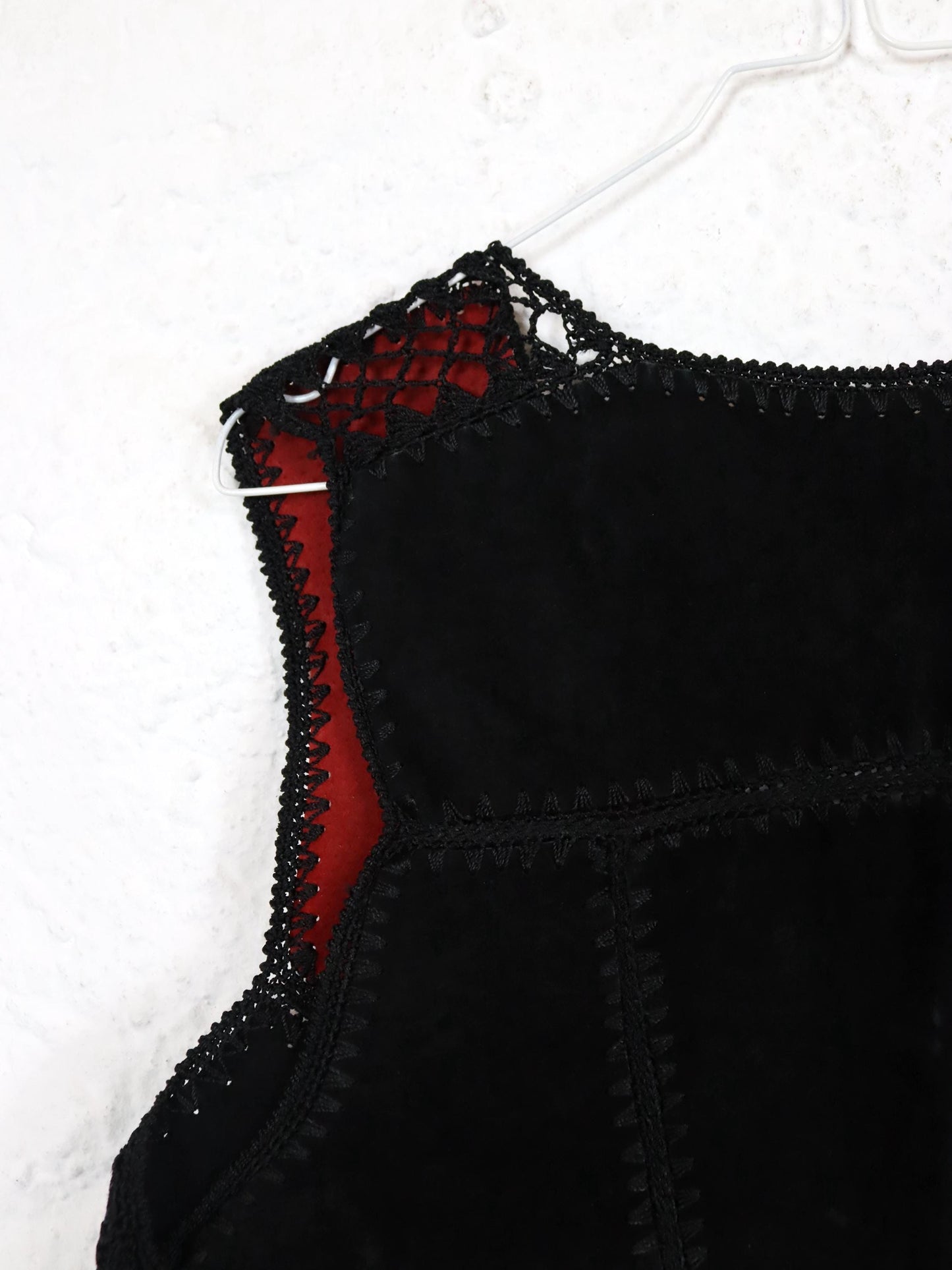Vintage 80er 90er Wildlederweste Weste gehäkelt schwarz rot S/M