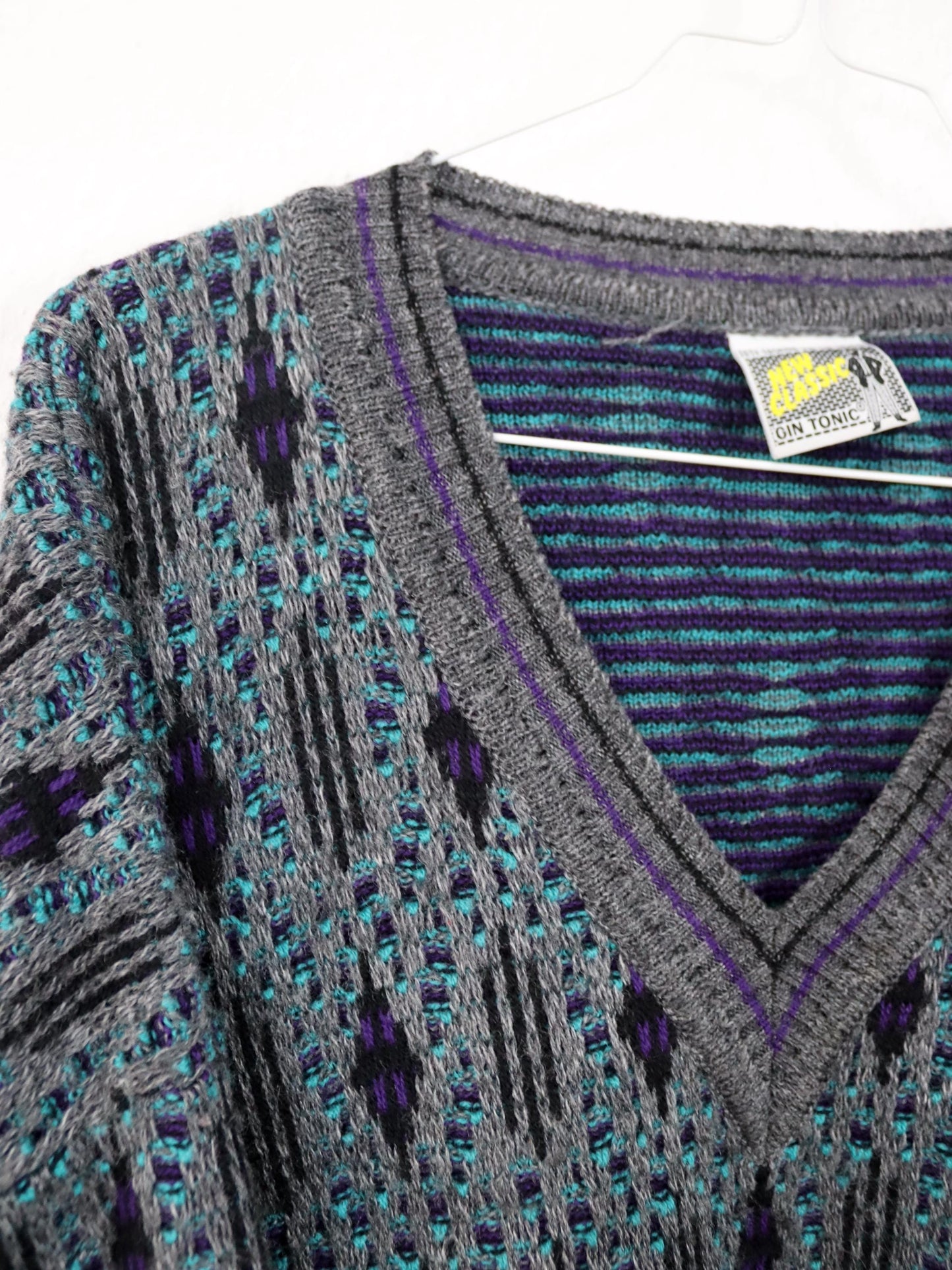 Vintage 80er 90er NEW CLASSIC Pullover Wolle V-Kragen grau lila türkis crazy pattern 50 L