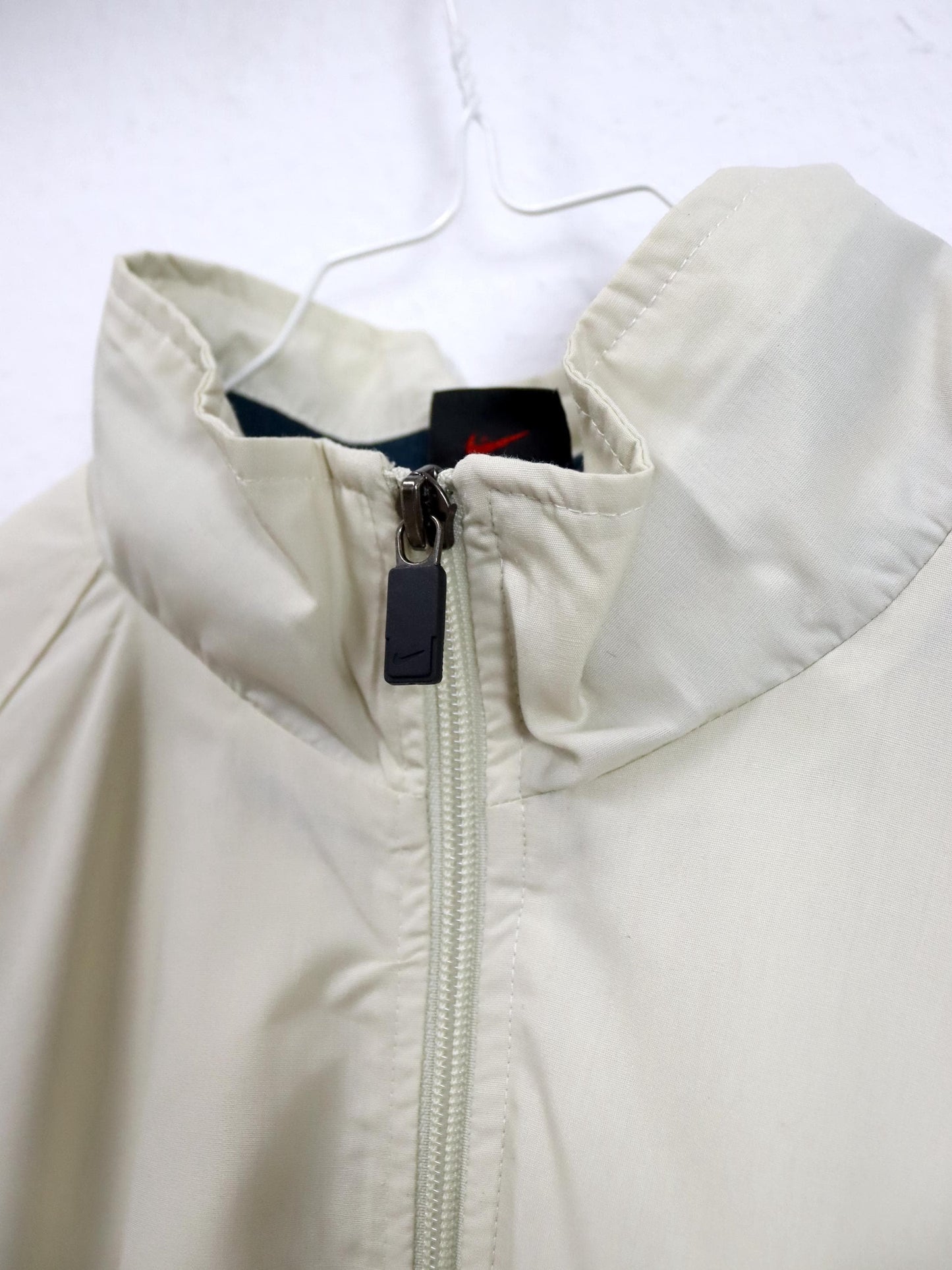 Vintage 90er Y2k NIKE Jacke leicht gefüttert Trainingsjacke cremeweiß Stehkragen XL