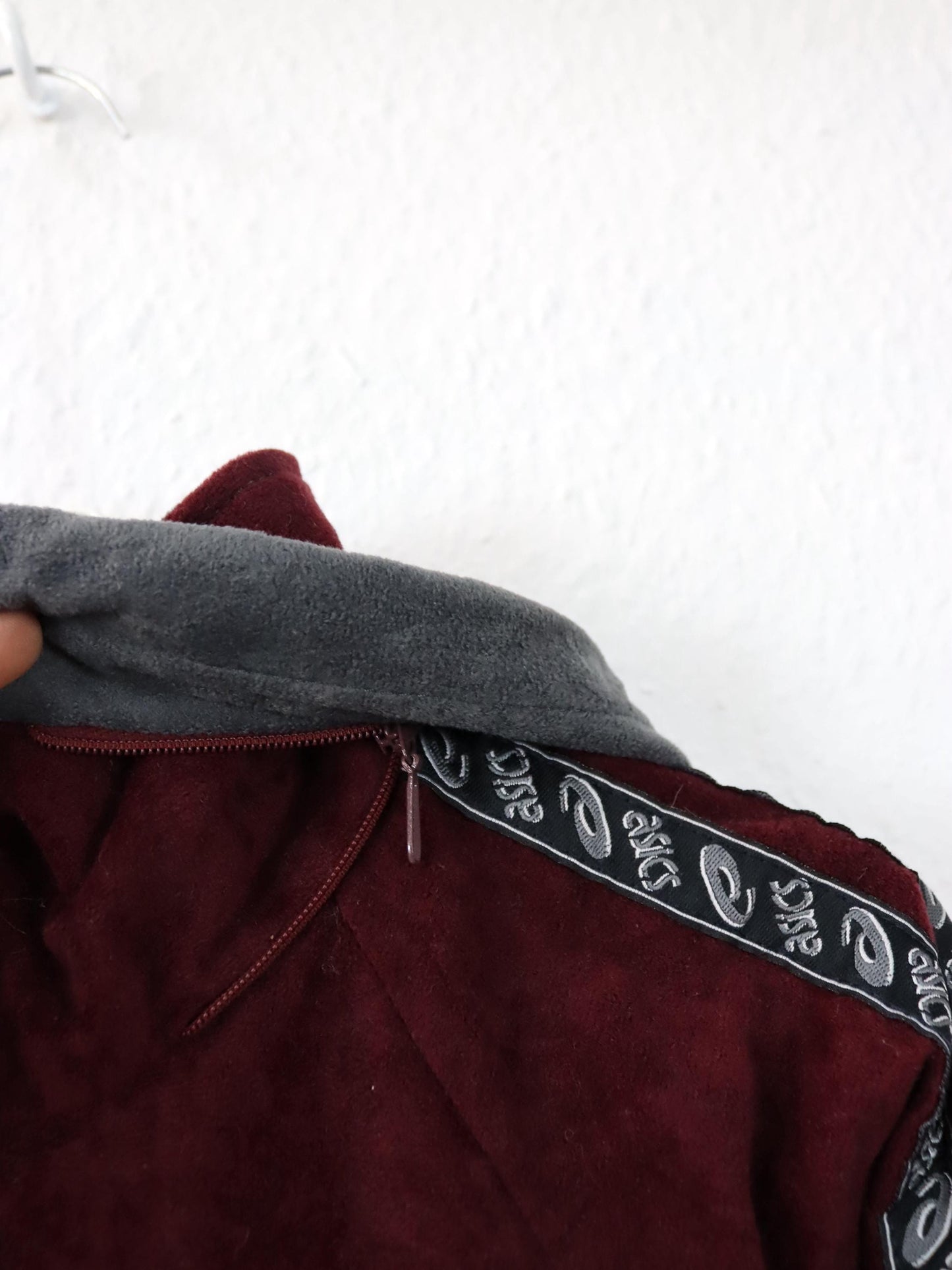 Vintage 80er 90er ASICS Trainingsjacke Kapuze Stehkragen Samt grau dunkelrot 46 S