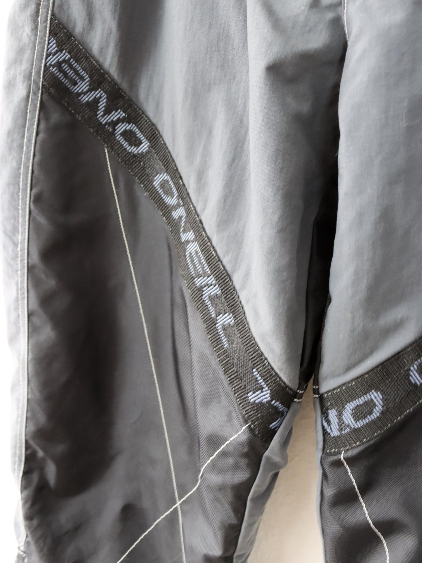 Vintage 90er 00er ONEILL Snowboardhose Skihose Baggy Pants schwarz grau 52 L