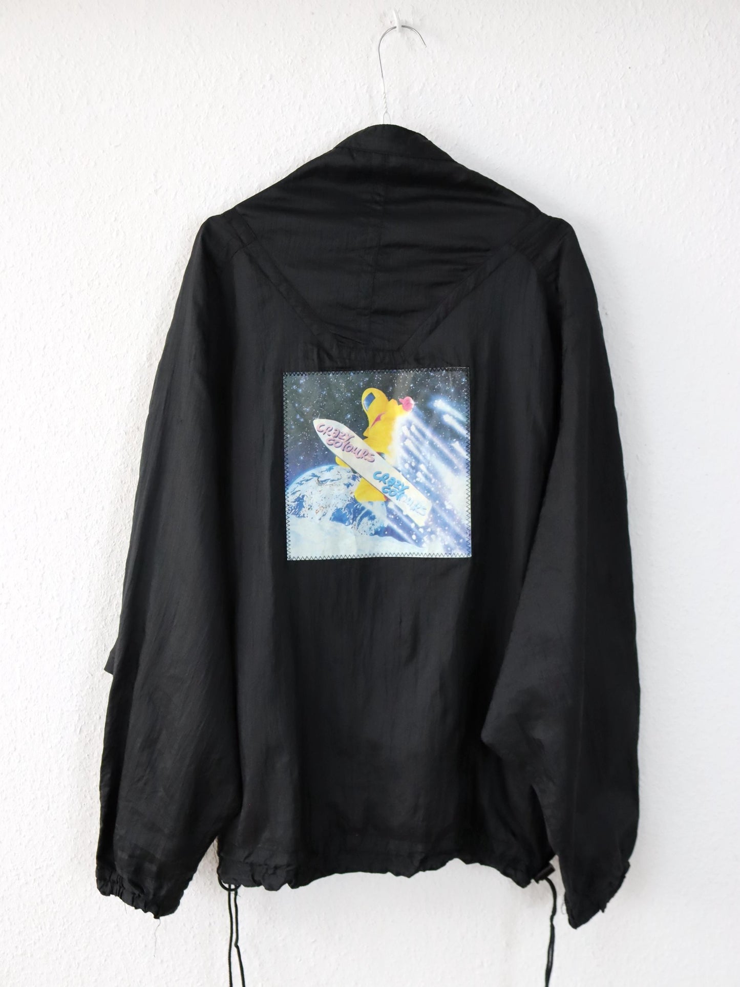 Vintage 80er 90er CRAZY COLOURS Windbreaker Jacke Überziehjacke Stehkragen schwarz Backprint M