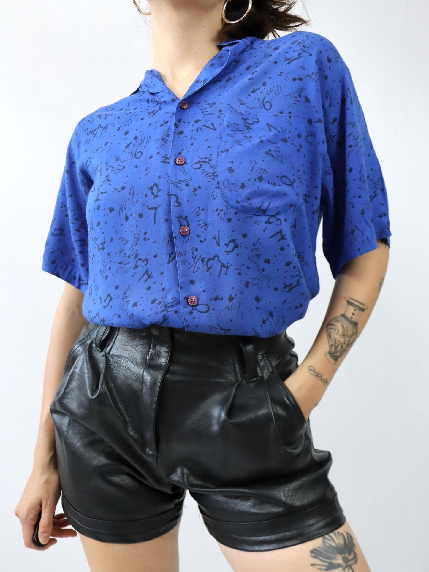 Vintage 80er 90er BENETTON Bluse Hemd kurzarm crazy pattern blau schwarz Viskose M