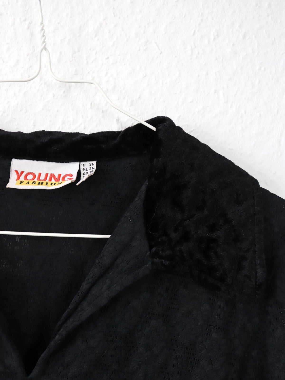 Vintage 80er 90er YOUNG FASHION Oberteil Bluse Spitze Samt Cut Out schwarz 36